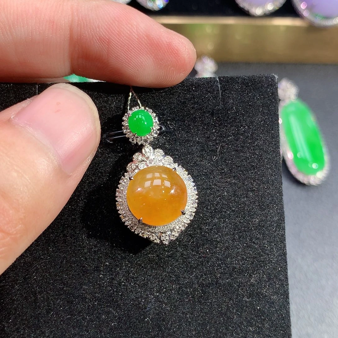 翡翠18K金镶嵌颈饰