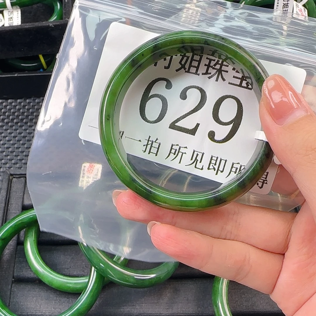 颈饰未镶嵌和田玉手镯54 629
