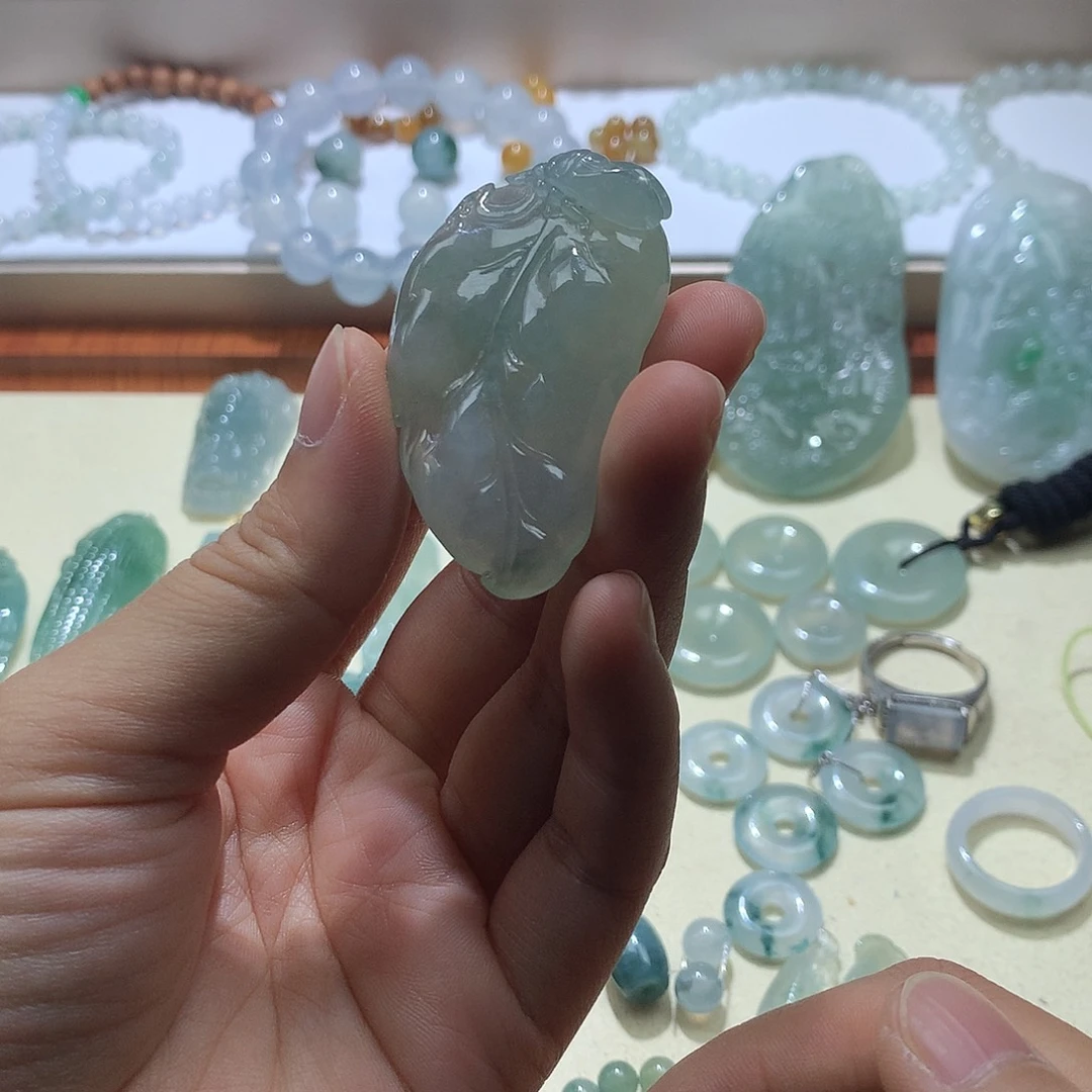 翡翠未镶嵌颈饰叶子