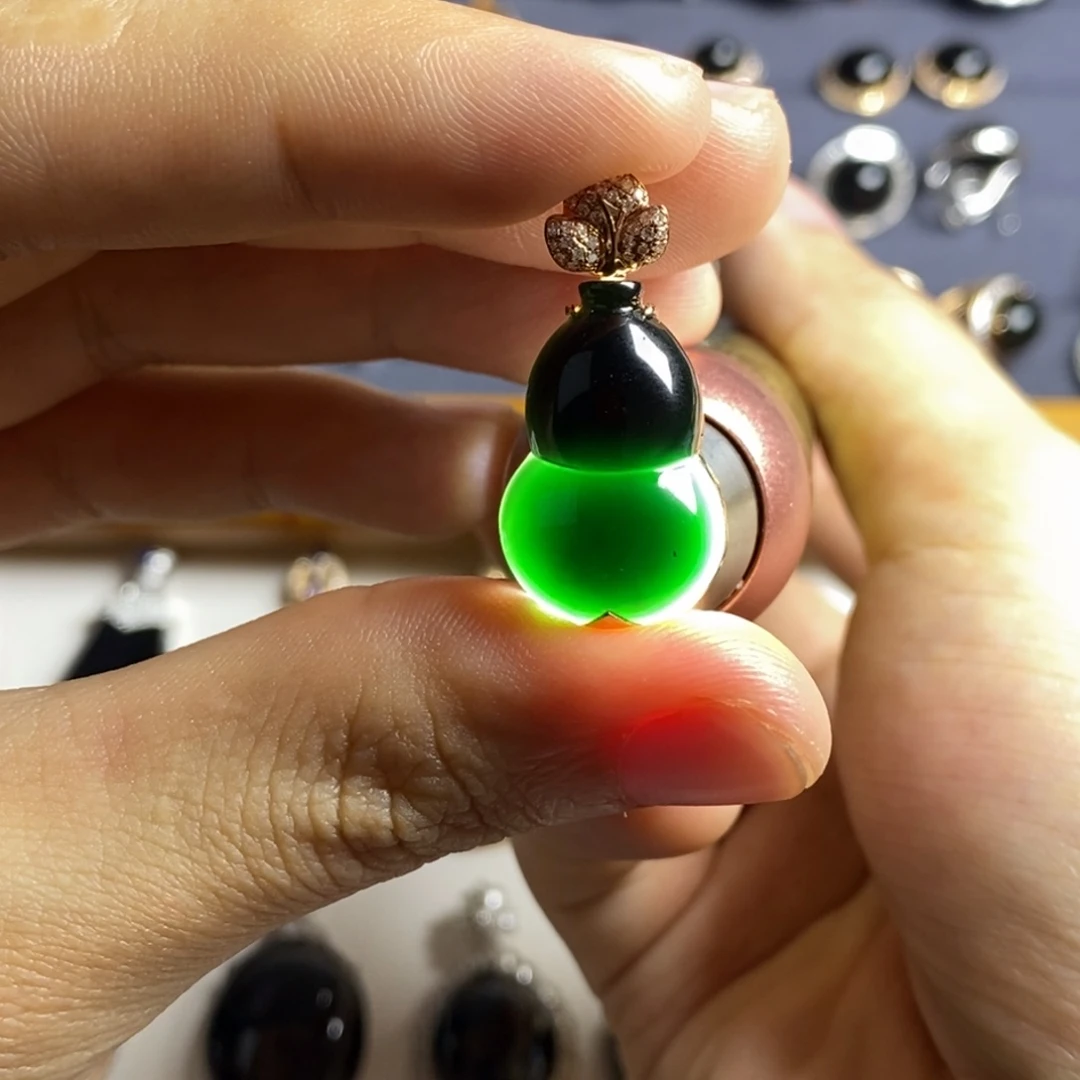 颈饰18K金镶嵌翡翠