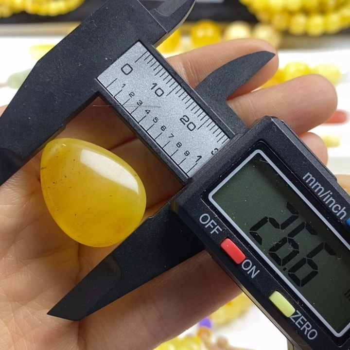 蜜蜡裸石未镶嵌瑕疵，2.4g