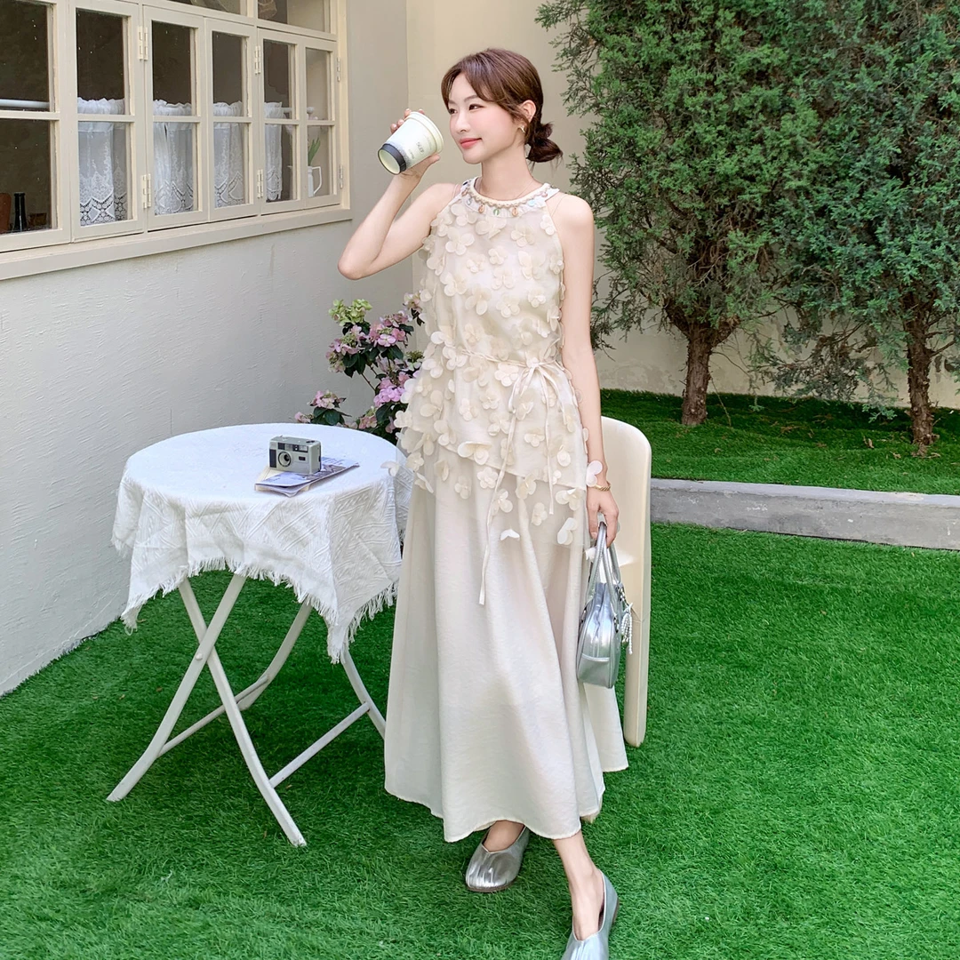 白色独特绝美小套装女2025夏季法式立体花朵挂脖上衣半身裙两件套