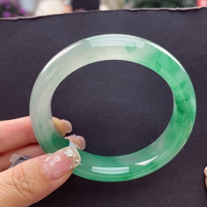 未镶嵌手镯石英质玉冰*