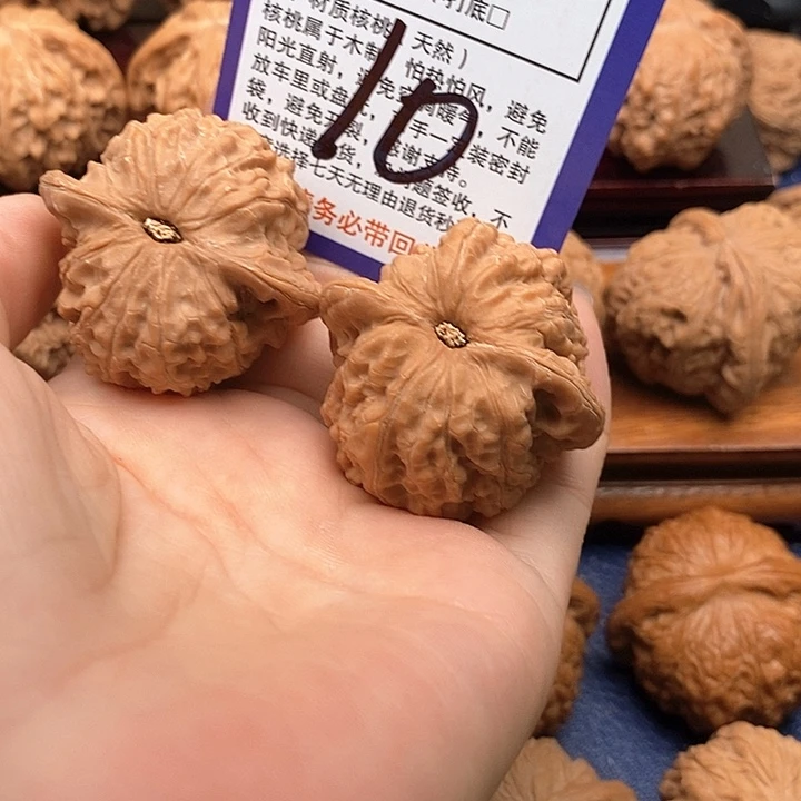 用***1吊坠桃核血麒麟狮子头40