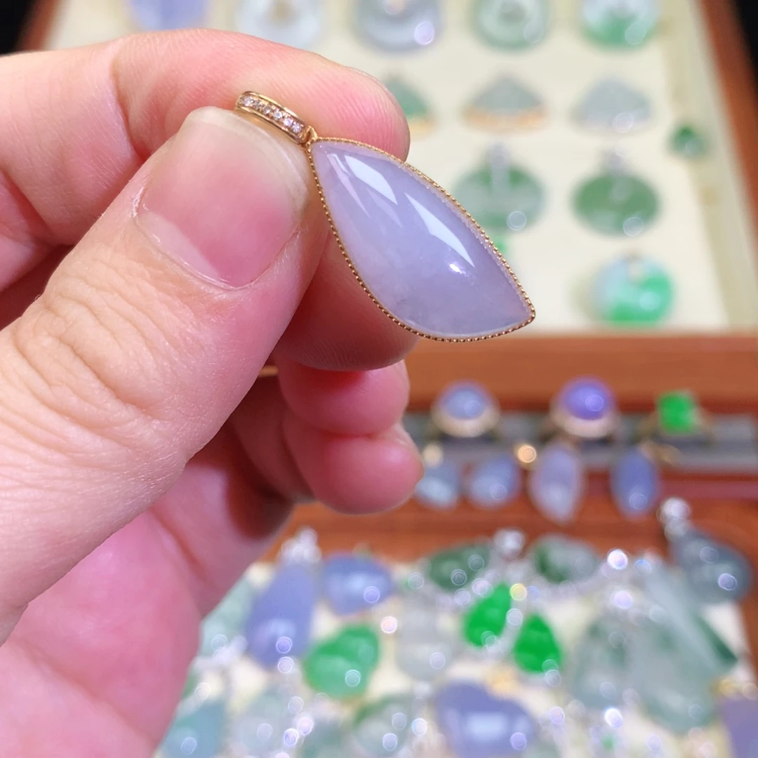颈饰18K金镶嵌翡翠