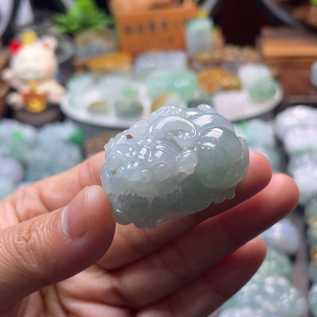 翡翠未镶嵌颈饰貔貅