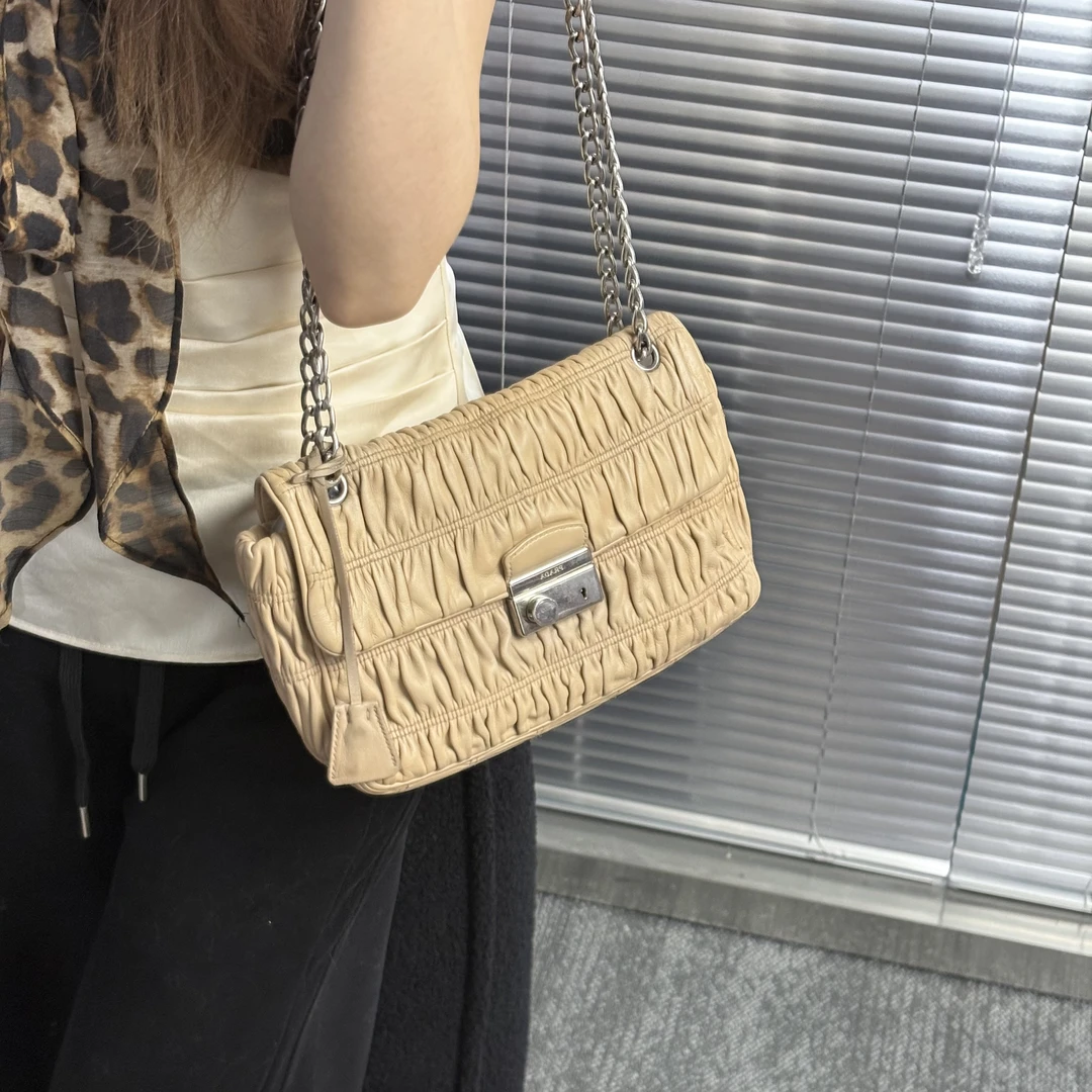 95新 Prada/普拉达 奶茶色褶皱单肩斜挎包xm