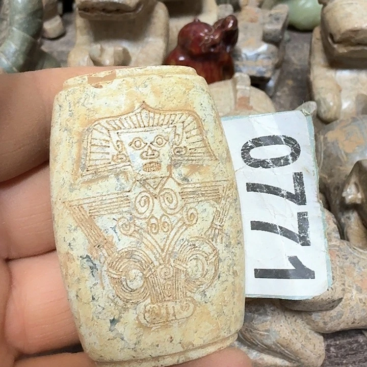 蛇纹石玉颈饰未镶嵌