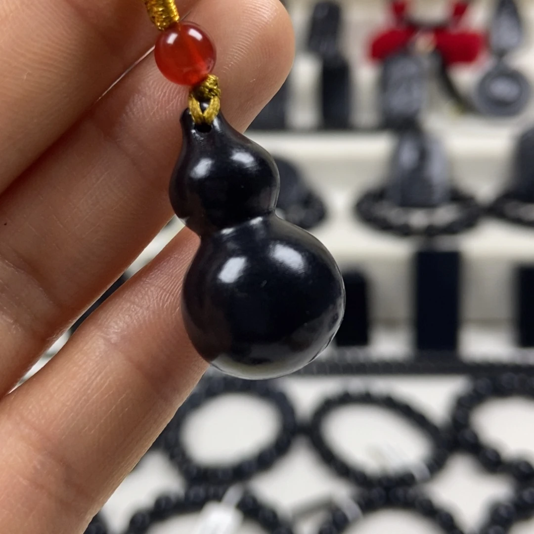 和田玉（墨玉）未镶嵌颈饰葫芦