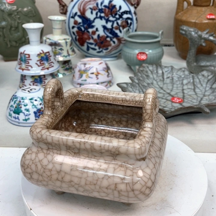 摆件用**着瓷器制作工艺
