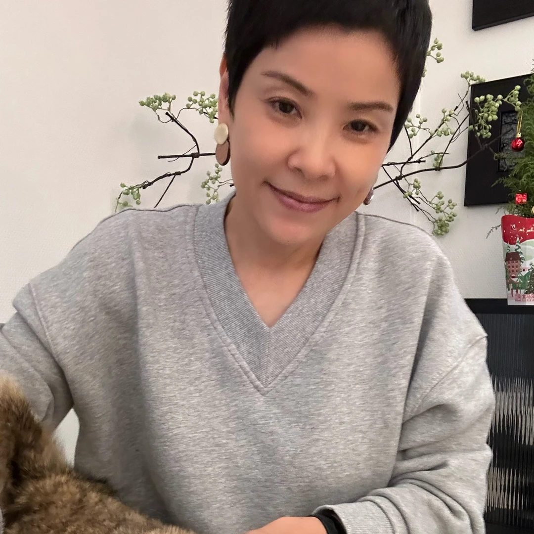 杨太精选【廓型v领卫衣】百搭简约轻暖时尚v领结构长袖卫衣