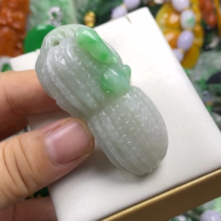 翡翠未镶嵌吊坠(赠链)