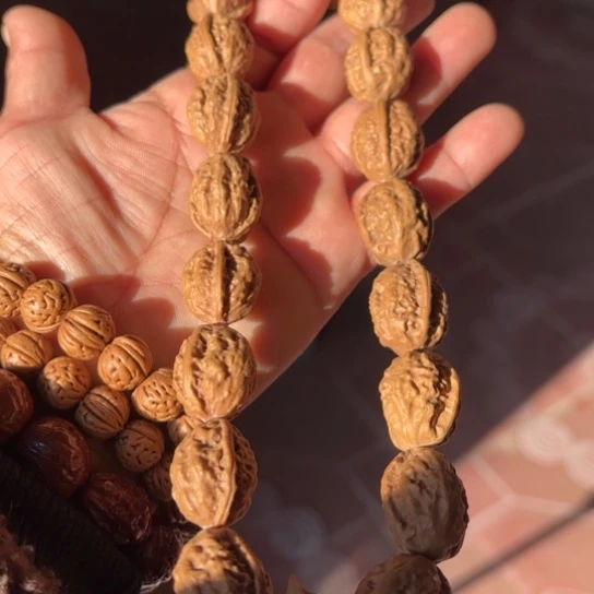 木质野生秋子手持18颗