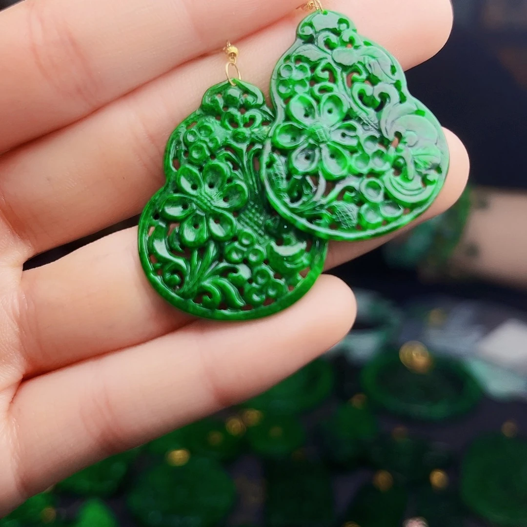 颈饰18K金镶嵌翡翠多样性