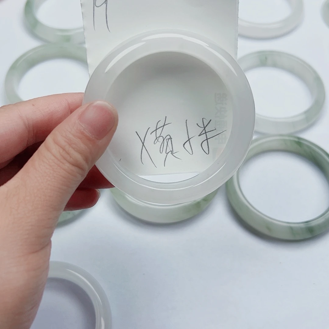 X***米石英质玉未镶嵌手镯