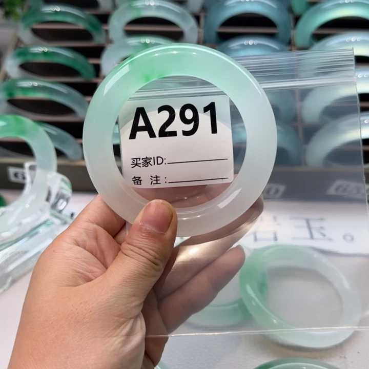 玉K*时尚飘花手镯