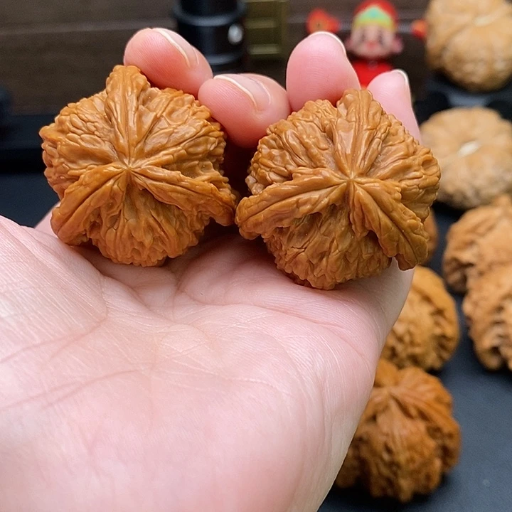 中***堂文玩核桃把件白奔