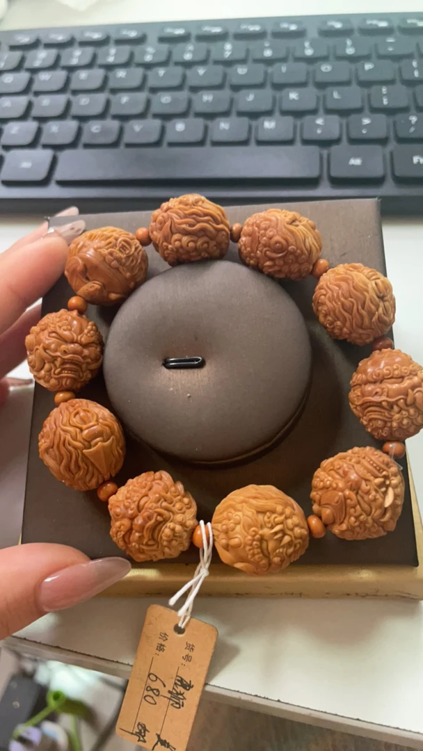 橄榄核雕刻文玩作品