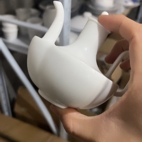 其他瓷酒壶一个陶瓷