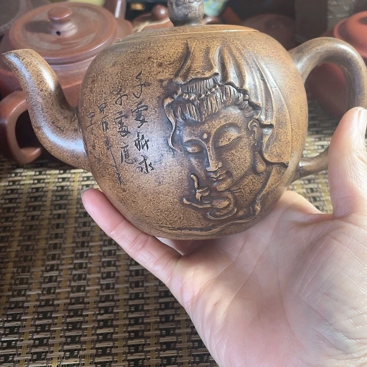 紫砂茶壶原矿泥料手工制作的紫砂壶。