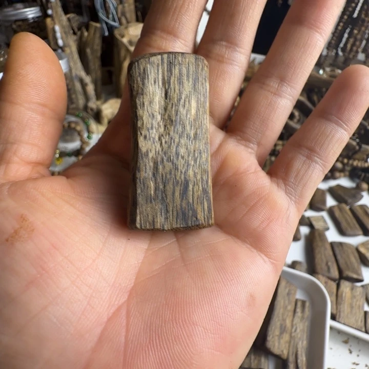 卍****沉香沉香碎屑奇楠沉香平安无事牌牌一个7克重