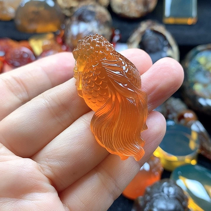 琥珀未镶嵌裸石橘蜜雕刻件金鱼吊坠