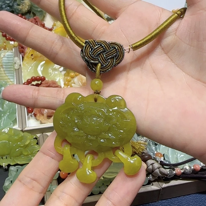 未镶嵌蛇纹石玉吊坠
