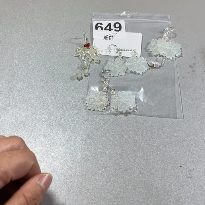 蛇纹石玉耳饰未镶嵌猫**令