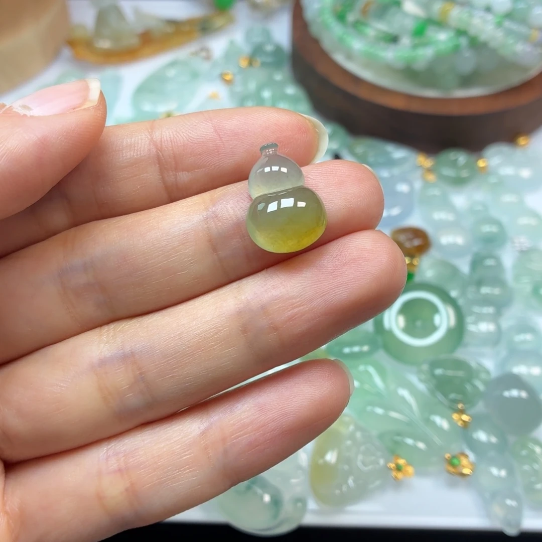 翡翠18K金镶嵌颈饰葫芦