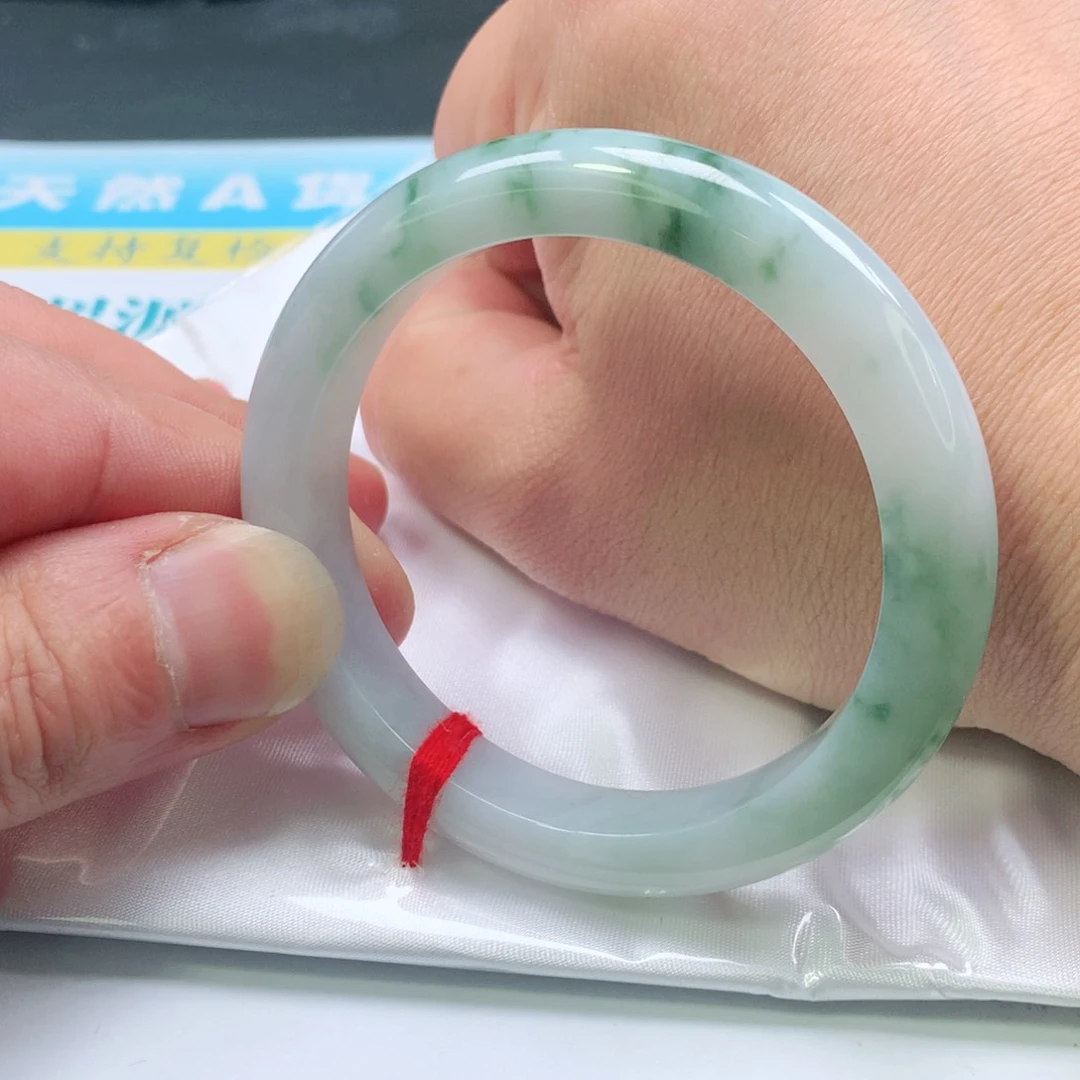 翡翠手镯未镶嵌。****雷0690号