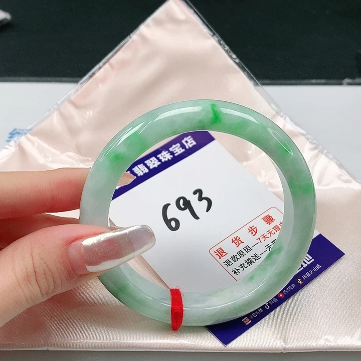 翡翠手镯未镶嵌翡翠手镯