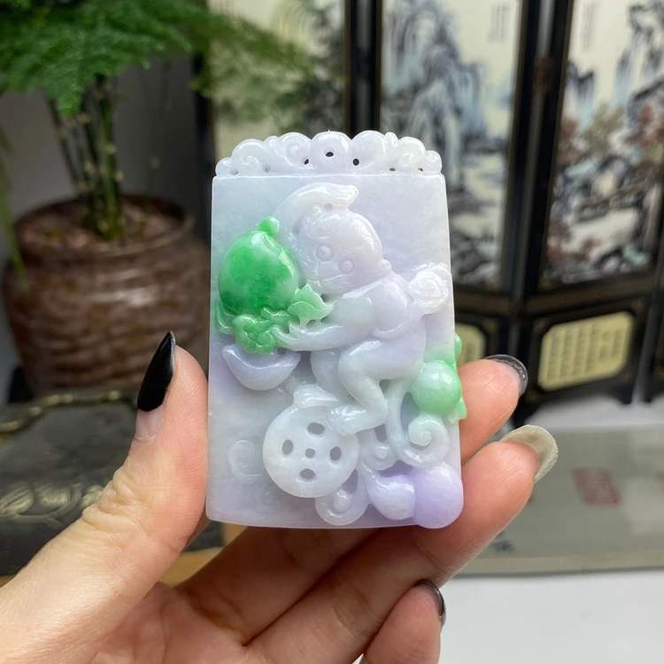 阳绿俏色紫罗兰春彩灵猴献瑞挂件 天然翡翠A货