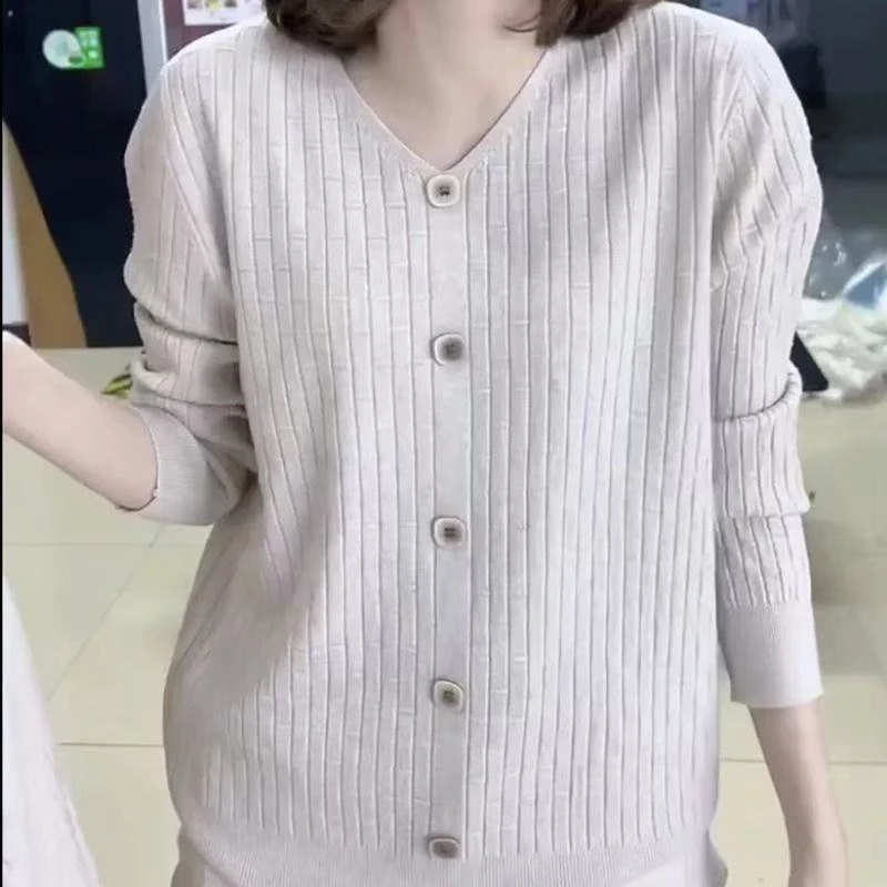 时尚宽松套头针织衫女欧货2025新款纽扣v领设计长袖爆款打底上衣