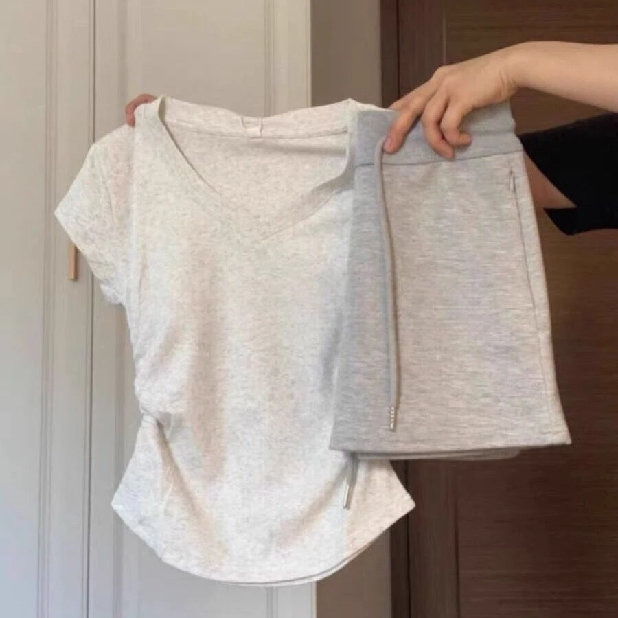 正肩短袖T恤女夏季2025新款休闲褶皱修身设计感v领短款上衣潮