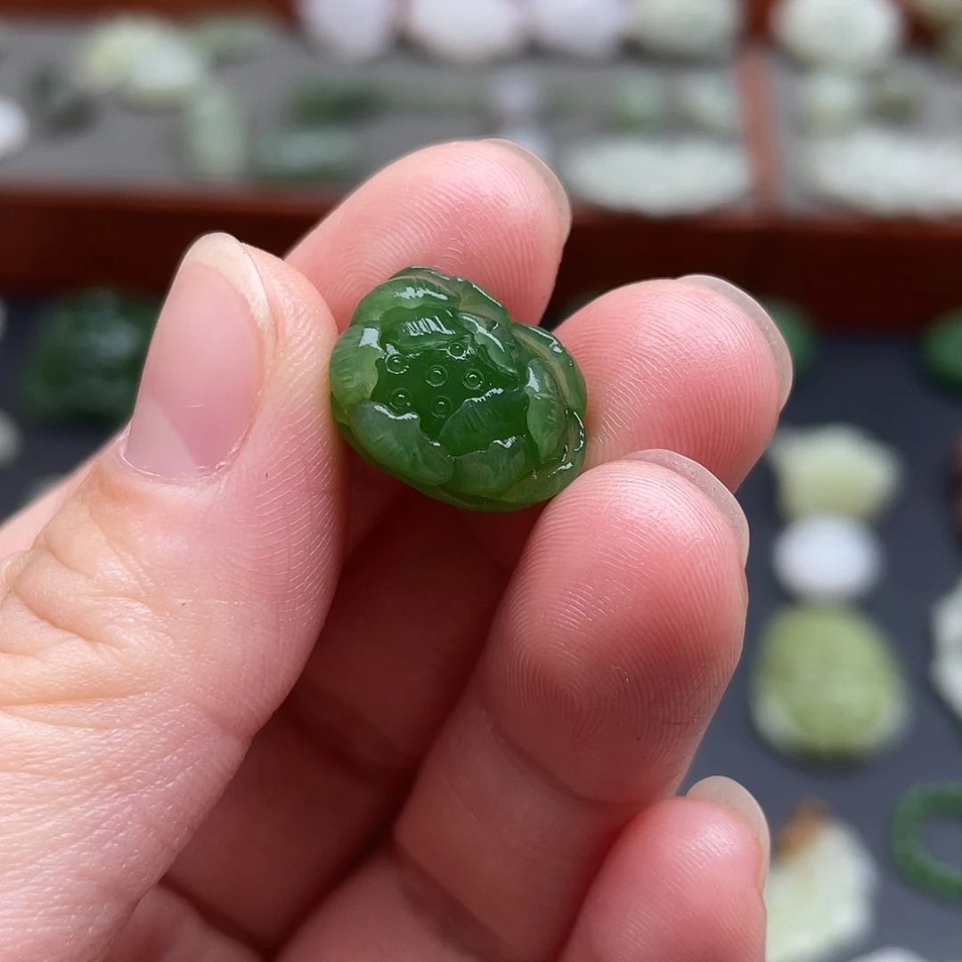 欣****颈饰未镶嵌和田玉碧玉莲花