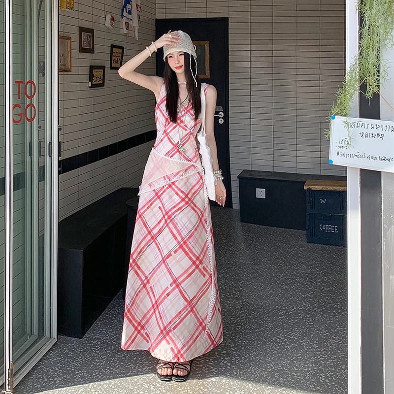 Busrr红色格子V领收腰法式连衣裙女2025夏季新款度假休闲吊带裙