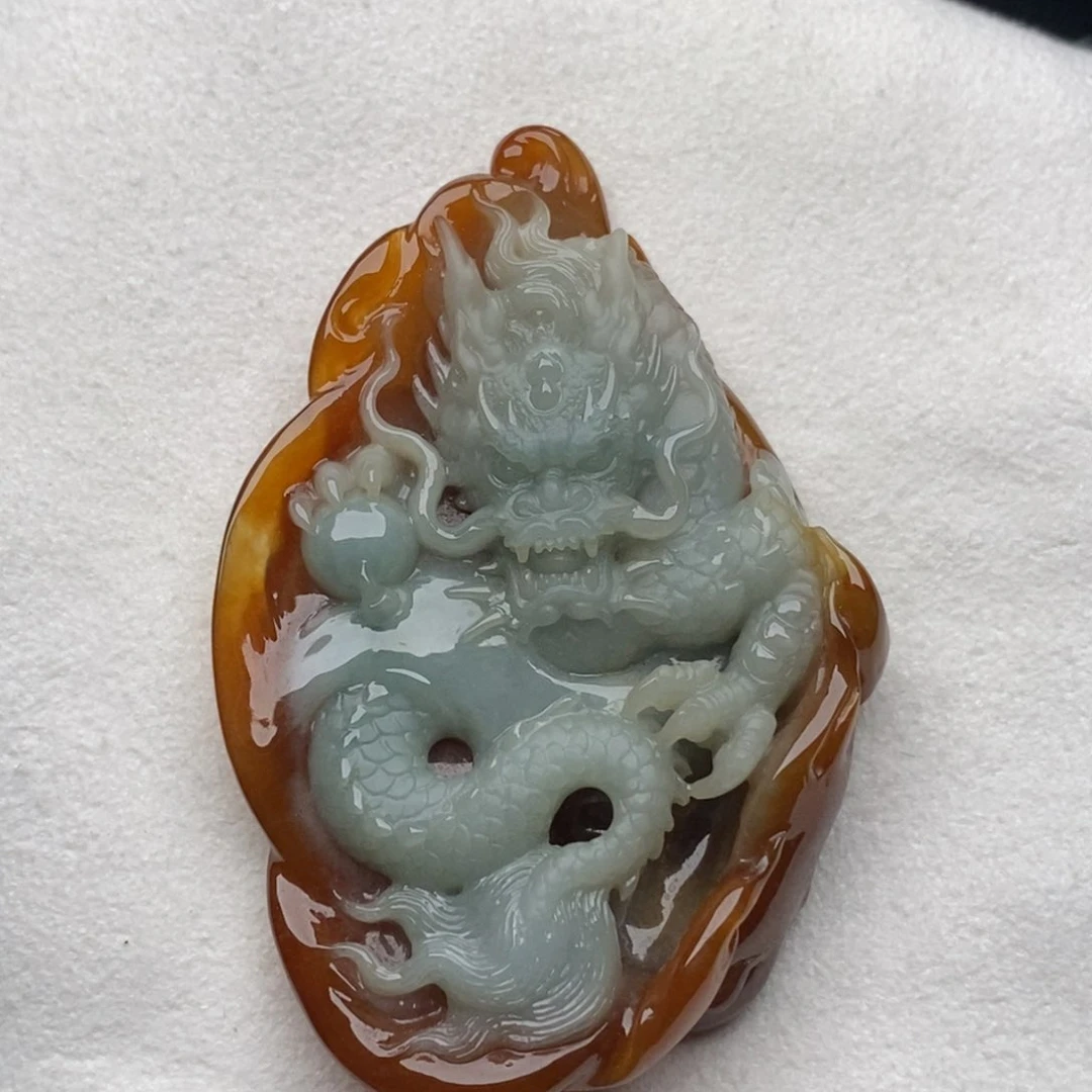 翡翠未镶嵌颈饰龙