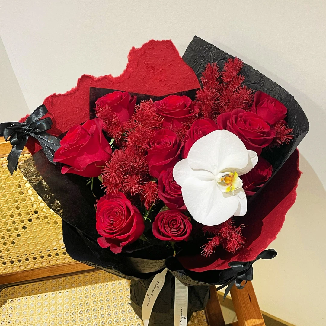 【平顶山花店】混搭红玫瑰蝴蝶兰花束