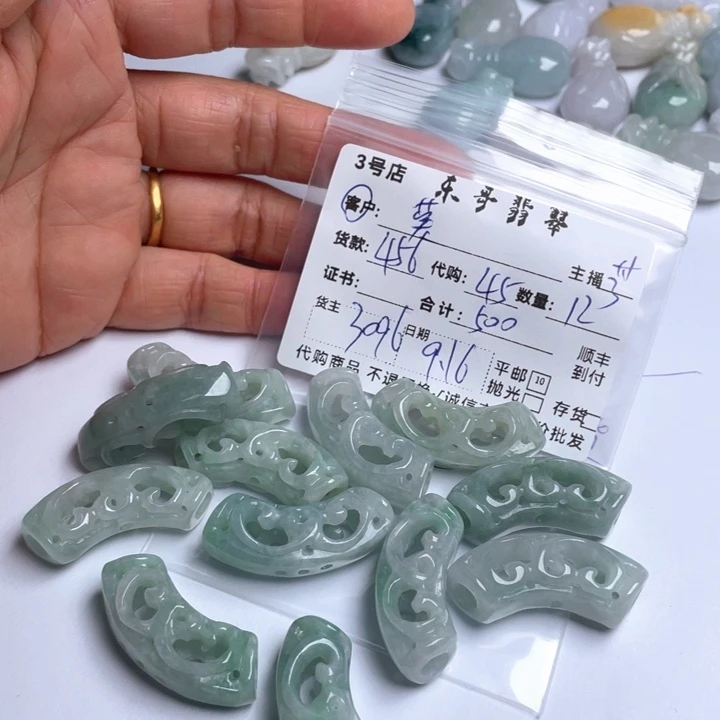 莫***）颈饰未镶嵌翡翠翡翠
