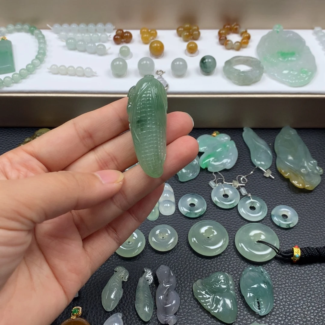 翡翠未镶嵌颈饰玉米