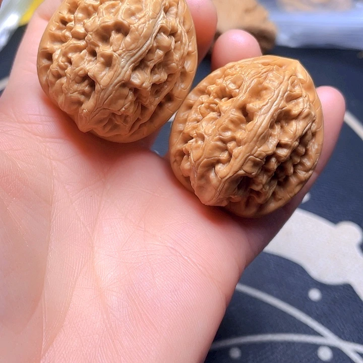 文玩核桃吊坠红锦鲤一对