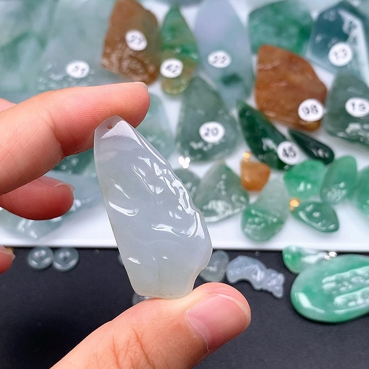 翡翠未镶嵌颈饰随型