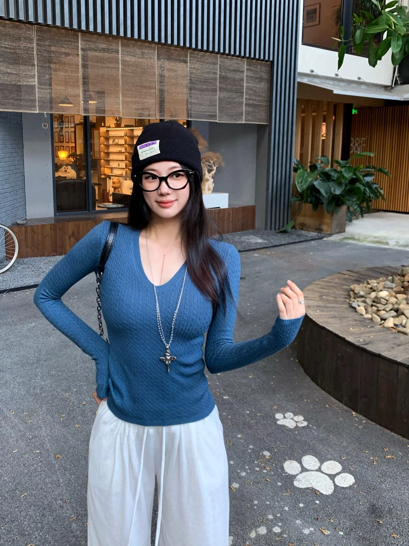 长袖针织衫女2025新款麻花肌理蓝色V领修身多巴胺打底衫上衣D3-15