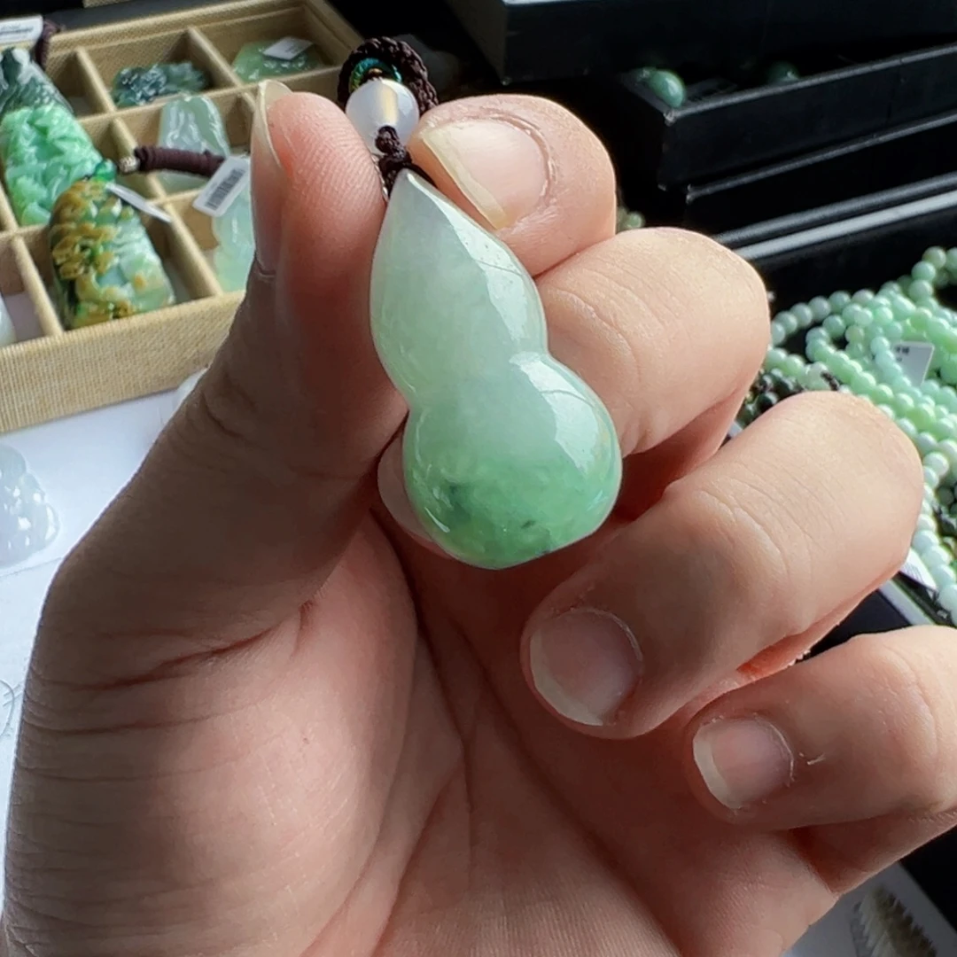 翡翠未镶嵌颈饰葫芦
