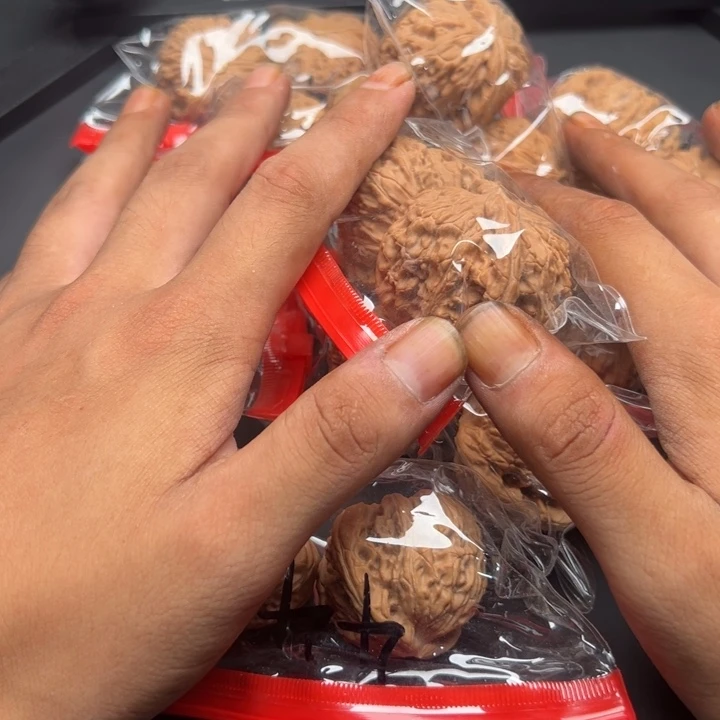 文玩核桃吊坠嘎嘎好白狮子头