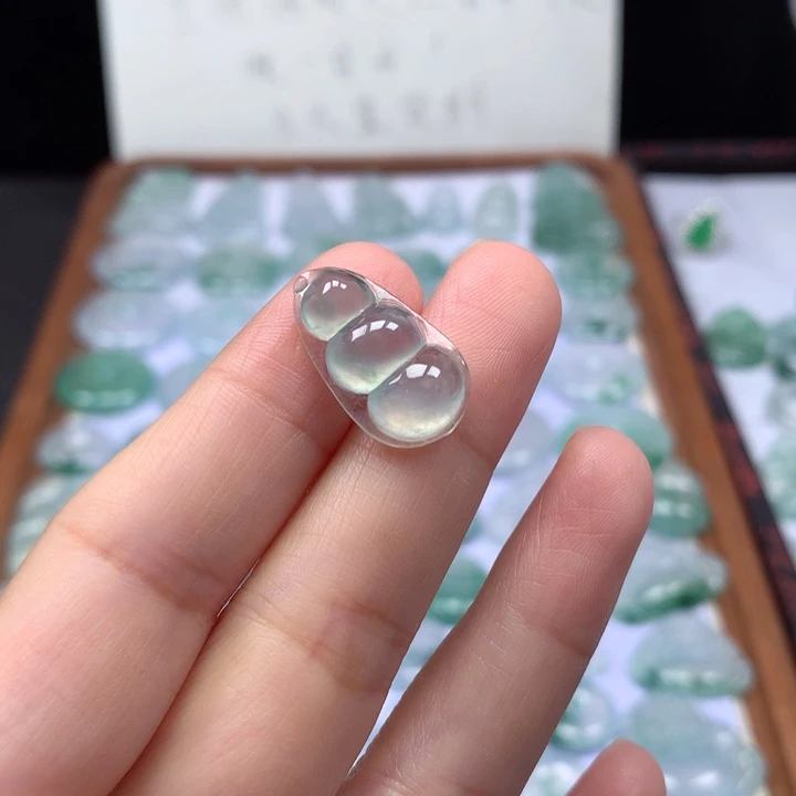 颈饰未镶嵌翡翠高冰晴底福豆