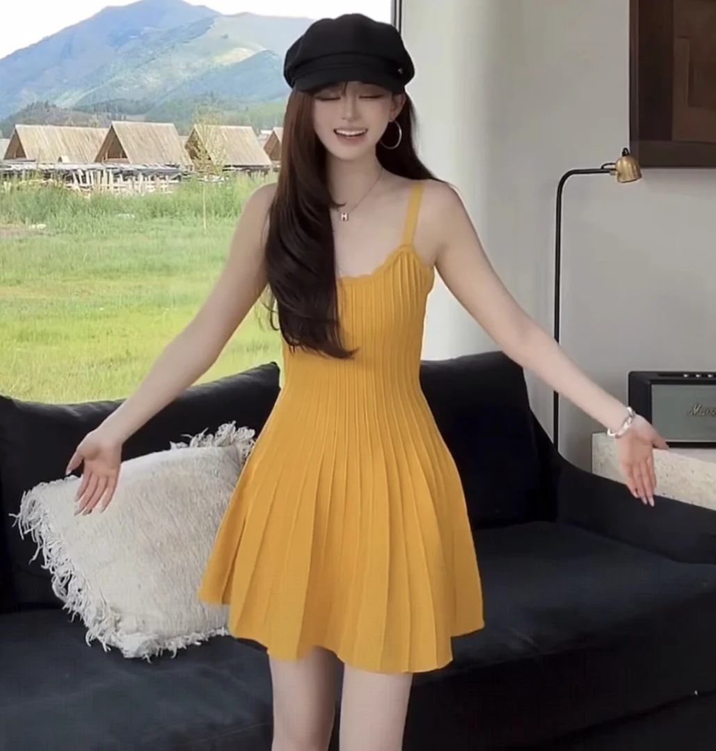 纯欲风吊带连衣裙女2025新款夏季短裙气质绝美设计感小众黄色裙子