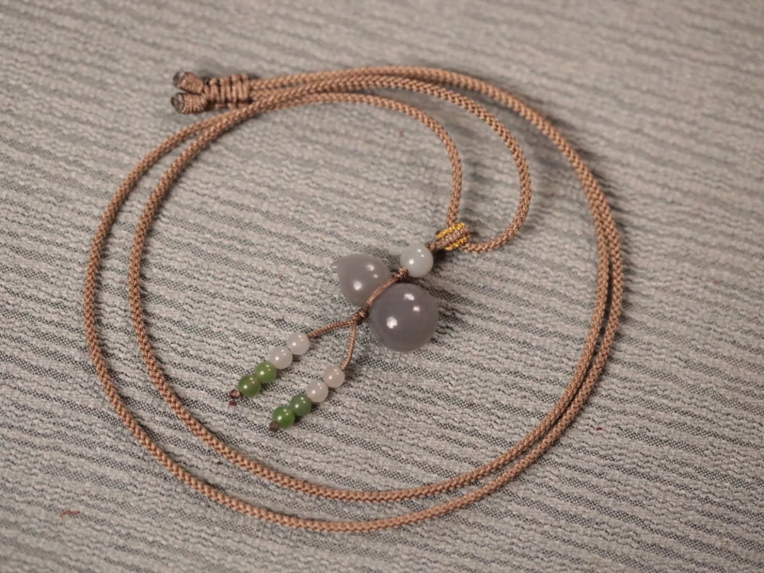 和田玉烟灰紫【葫芦】吊坠尺寸：1.2x2.2cm