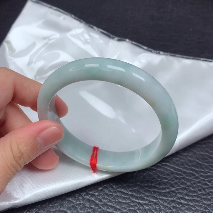 翡翠手镯未镶嵌。