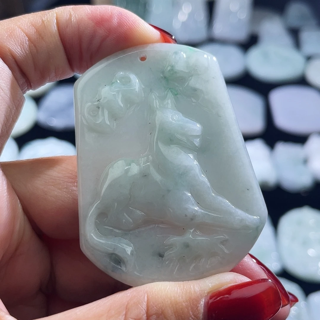 翡翠未镶嵌颈饰狗